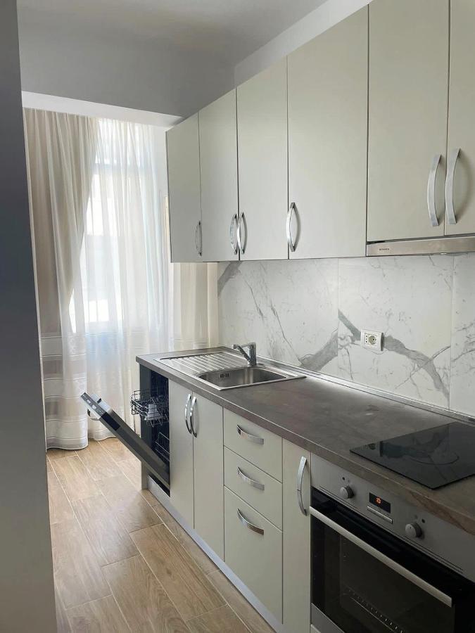 Central City Apartment Тирана Екстер'єр фото